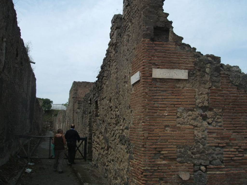 Vicolo di Cecilio Giocondo. Looking north from Via di Nola. May 2005.