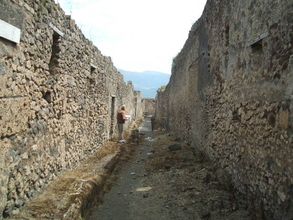 Vicolo di Cecilio Giocondo. Looking south from junction.  May 2005.