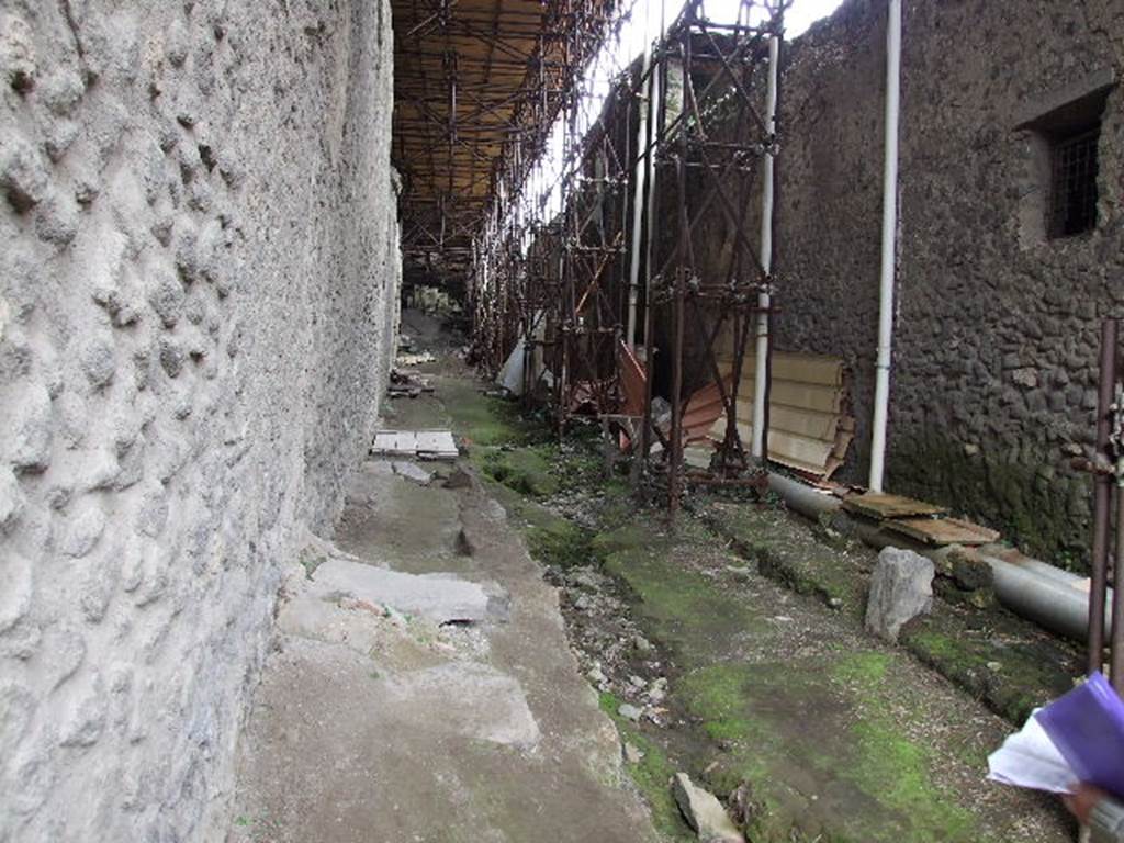 Vicolo di Giulio Polibio, Pompeii, between IX.12 and IX.13. December 2006. Looking north from IX.12.8. 

