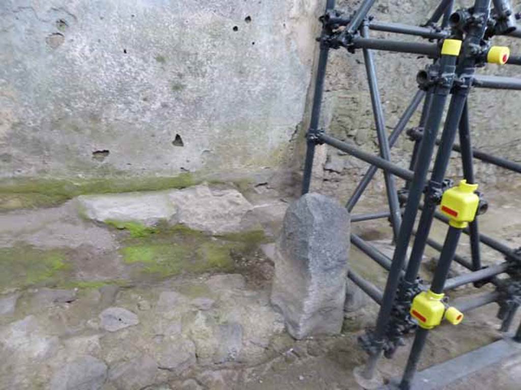 Vicolo di Giulio Polibio, Pompeii. May 2010. Exterior wall of IX.13 and pavement.