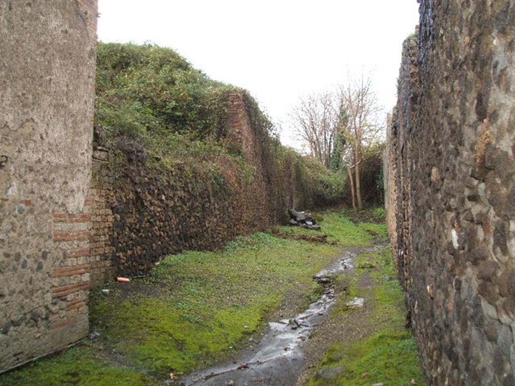 Vicolo di Ifigenia. Looking north from III.4.a. December 2004.