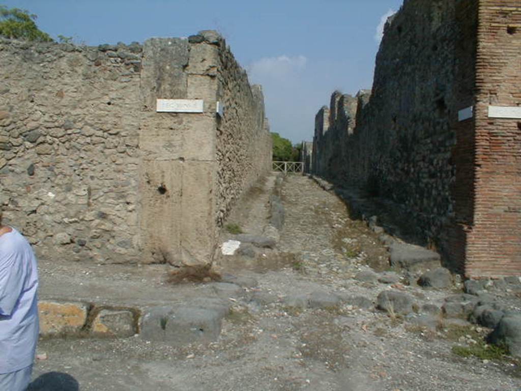 Vicolo di Lucrezio Frontone. September 2004. Looking north from Via di Nola. 

