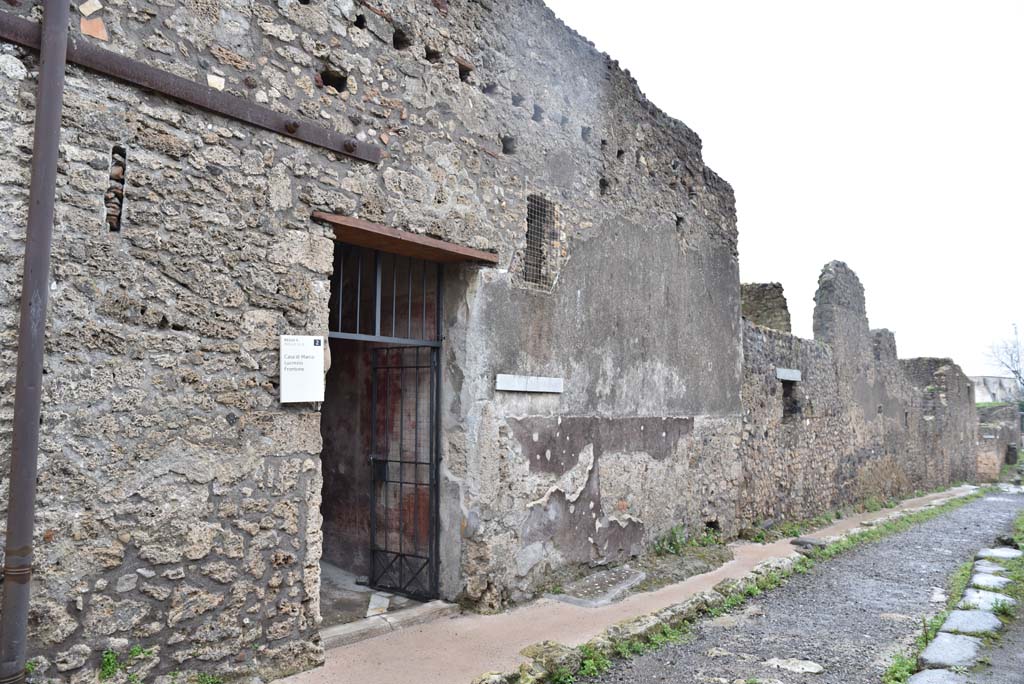 Vicolo di Lucrezio Frontone, east side, Pompeii. March 2018. Looking south along roadway from entrance doorway of V.4.a.
Foto Annette Haug, ERC Grant 681269 DÉCOR.
