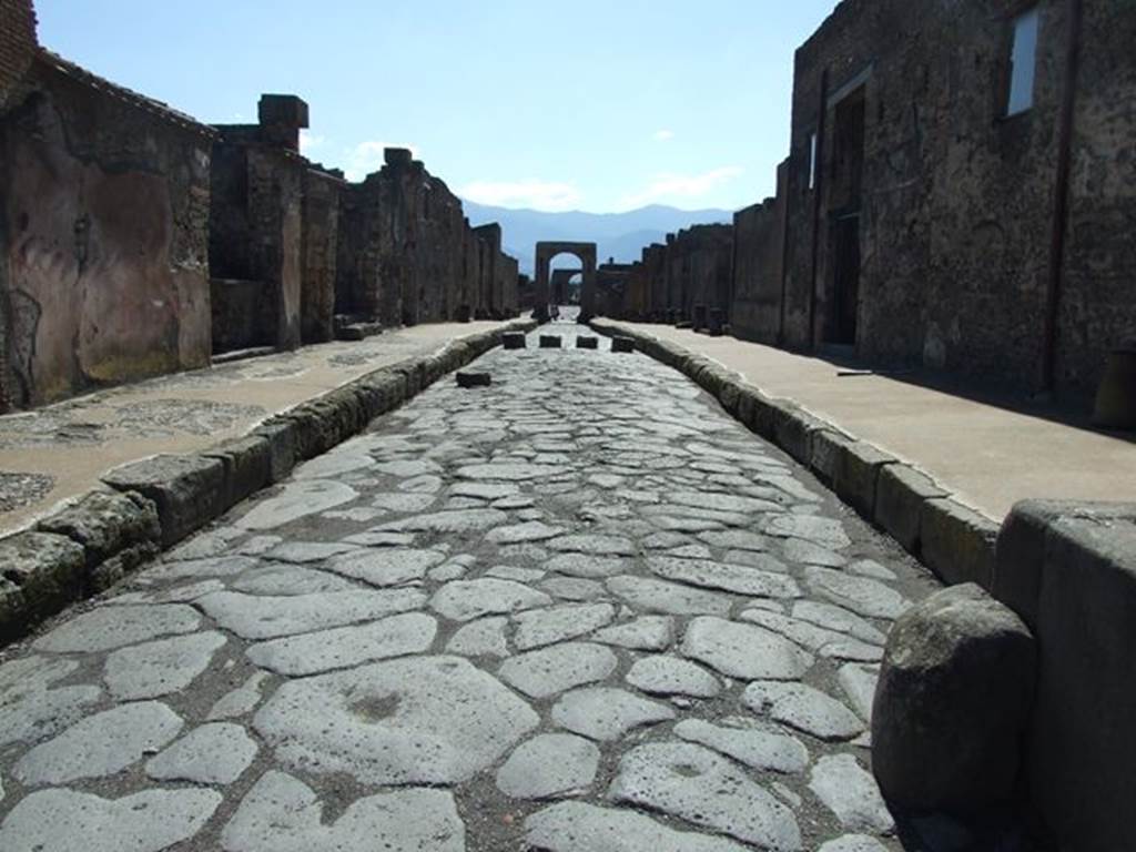 Via di Mercurio. March 2009. Looking south from VI.10.2 and VI.8.25 near the crossroads with Vicolo di Mercurio. 
