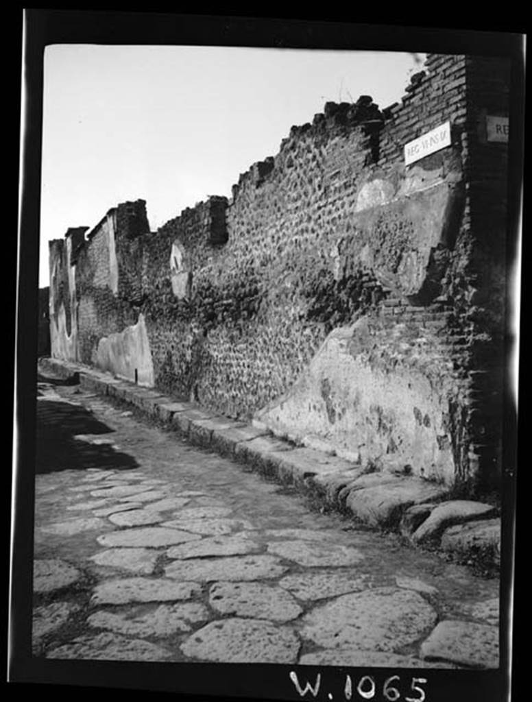 230412 Bestand-D-DAI-ROM-W.1065.jpg
Vicolo di Mercurio, W.1065. Looking west along south side of insula 9, towards junction with Via Mercurio.
Photo by Tatiana Warscher. With kind permission of DAI Rome, whose copyright it remains. 
See http://arachne.uni-koeln.de/item/marbilderbestand/230412 
