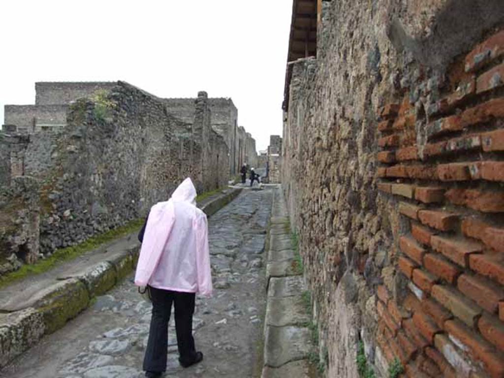 Vicolo di Mercurio, May 2010. Looking west between VI.10 and VI.9, towards Via di Mercurio.