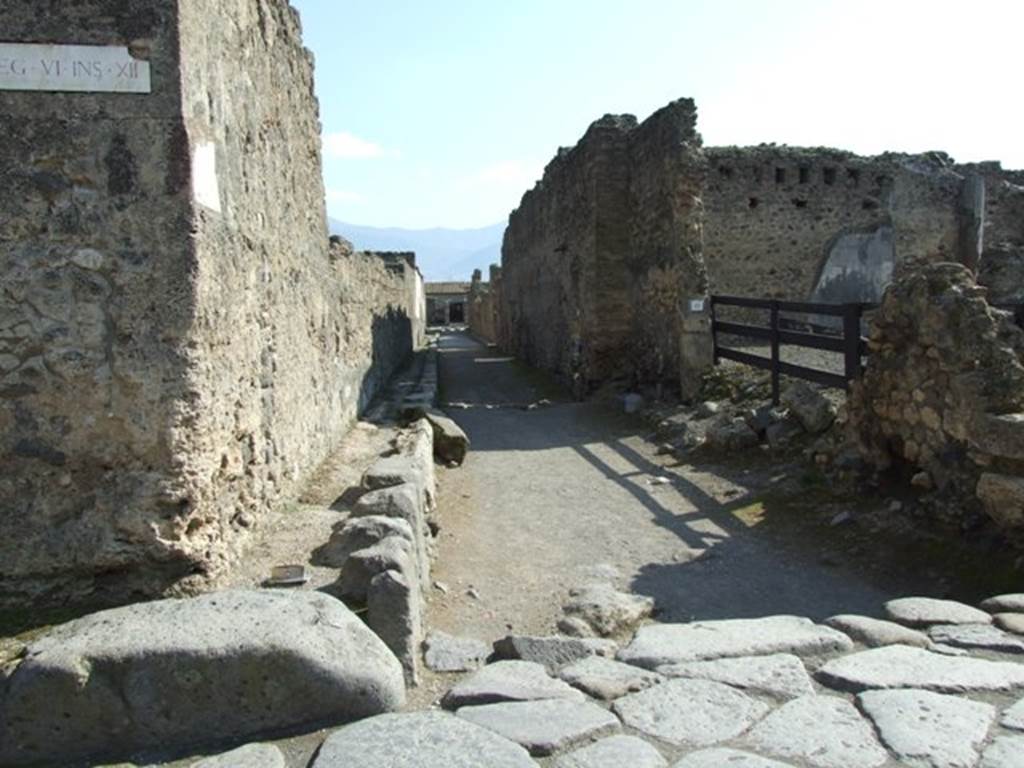 Vicolo di Mercurio. March 2009. Looking south from crossroads with Vicolo del Fauno.