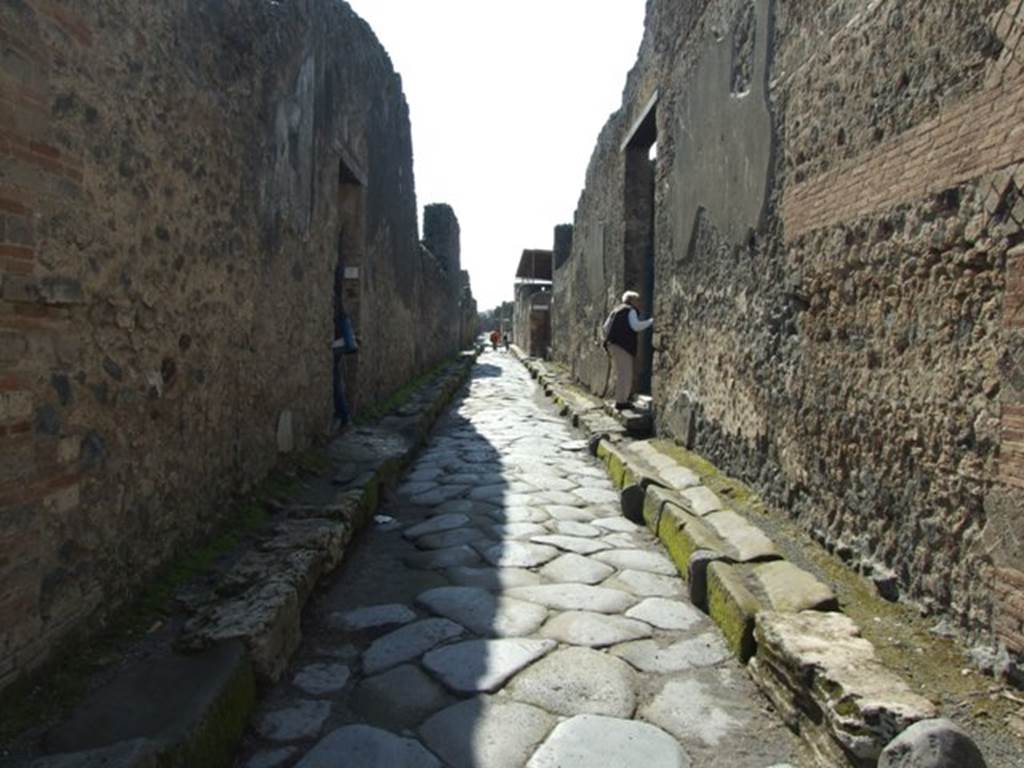 Vicolo di Mercurio. March 2009. 
Looking west from crossroads with Vicolo del Labirinto, with VI.12.7, on left and VI.11.10, on right. 
