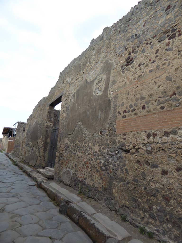 Vicolo di Mercurio, north side, Pompeii. September 2017. 
Looking west along front facade on east side of entrance doorway of VI.11.10.
Foto Annette Haug, ERC Grant 681269 DÉCOR
