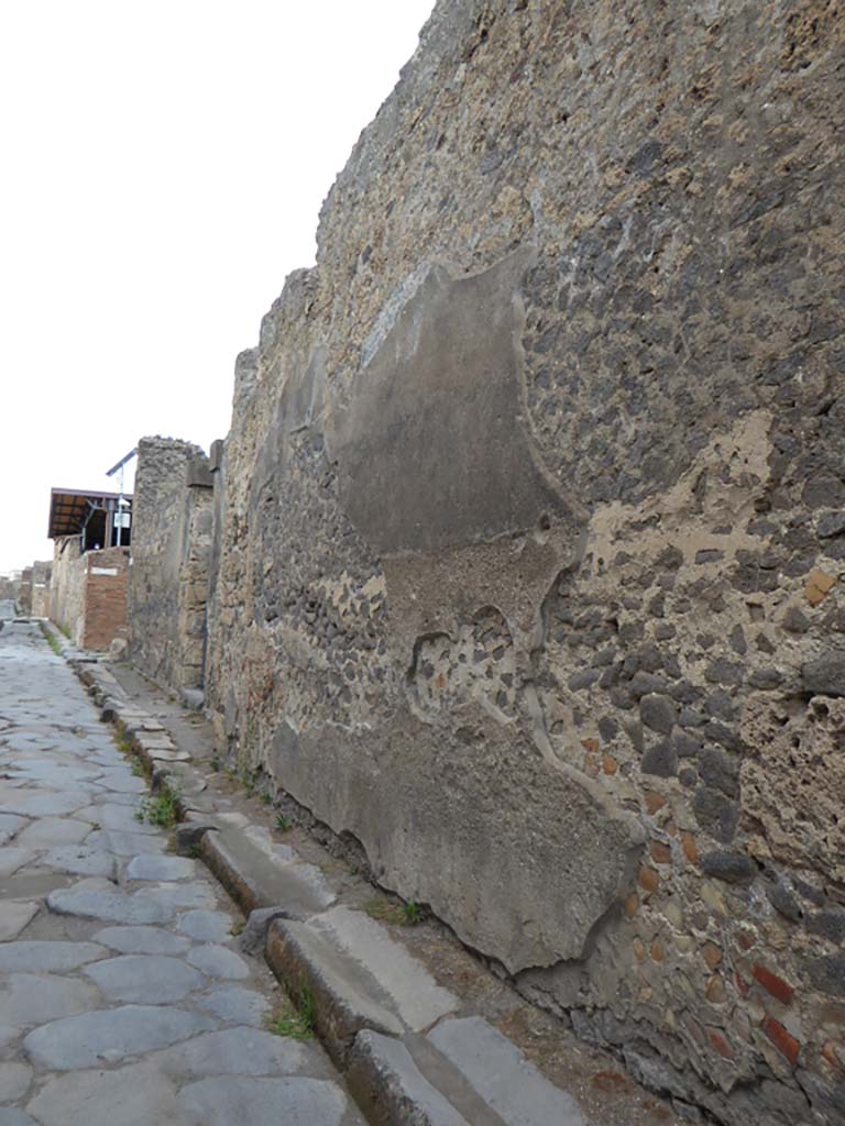 Vicolo di Mercurio, north side, Pompeii. September 2017. 
Looking west along front facade of VI.11, from east of entrance doorway at VI.11.9, centre left.
Foto Annette Haug, ERC Grant 681269 DÉCOR
