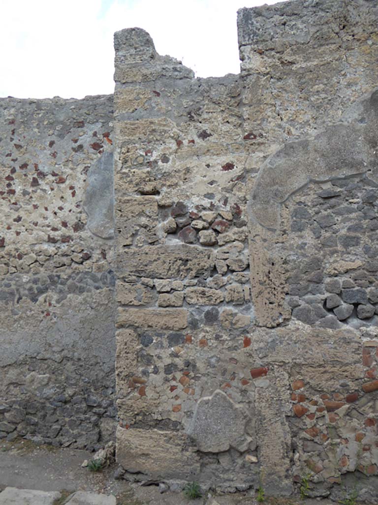 Vicolo di Mercurio, north side, Pompeii. September 2017. Detail of front façade. 
Foto Annette Haug, ERC Grant 681269 DÉCOR

