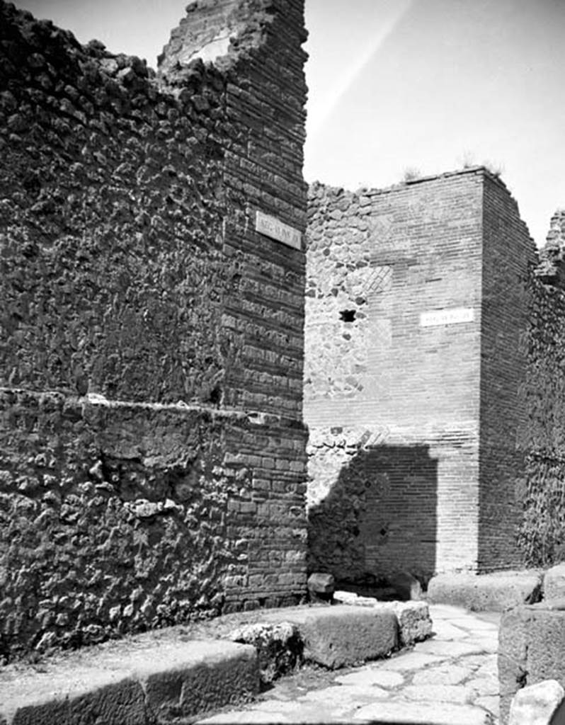 Vicolo del Labirinto, W.1401. 
Looking towards the north-east corner of VI.12 across Vicolo di Mercurio, on left.
Looking towards the south-east corner of VI.11, centre right, from near fountain at VI.13.17, on right. 
Photo by Tatiana Warscher. Photo © Deutsches Archäologisches Institut, Abteilung Rom, Arkiv.  


