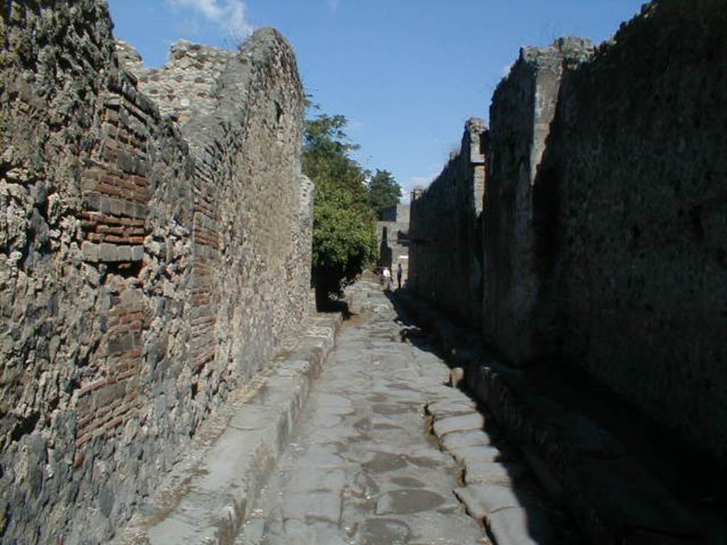 Vicolo di Mercurio. September 2004. Looking east from crossroads with Vicolo dei Vettii towards the junction with Via del Vesuvio. 
