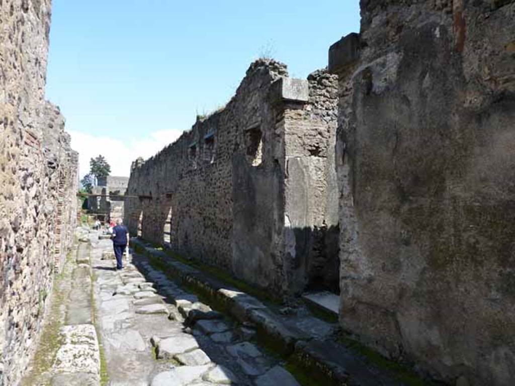 Vicolo di Mercurio, south side. May 2010. Looking east near VI.14.34, between VI.16 and VI.14.