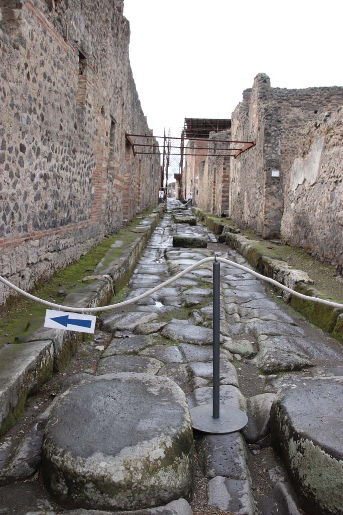 Vicolo di Mercurio between VI.14 and VI.16. October 2020. 
Looking west from crossroads with Via del Vesuvio (Via Stabiana) in the year of the pandemic.
Photo courtesy of Klaus Heese. 
