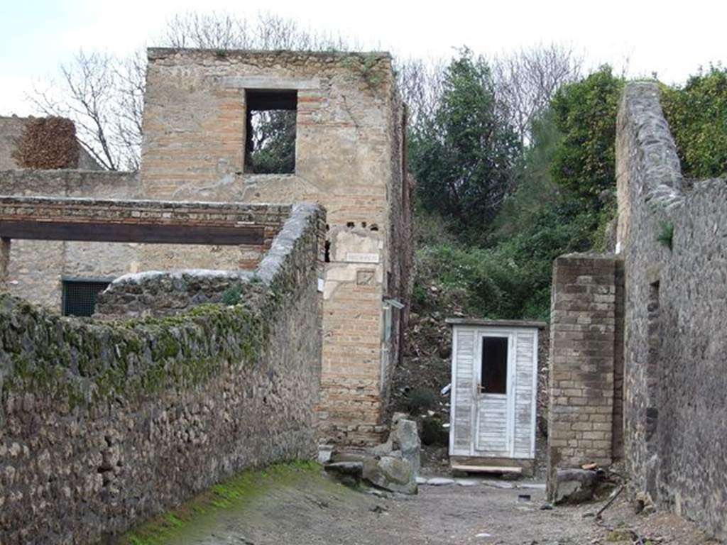 Vicolo di Octavius Quartio between II.1 and II.2. Looking north across Via dell’Abbondanza to unnamed vicolo. December 2006.