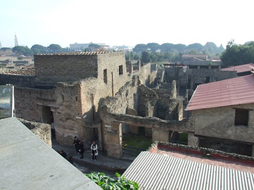 Looking south towards entrance to Vicolo di Paquius Proculus on Via dell’ Abbondanza. December 2007.