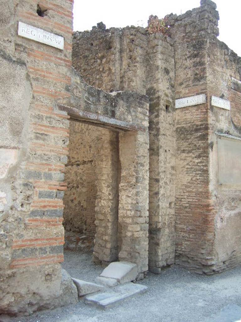 Vicolo di Paquius Proculus. Entrance on south side of Via dell’ Abbondanza between I.1 and I.6. May 2006.