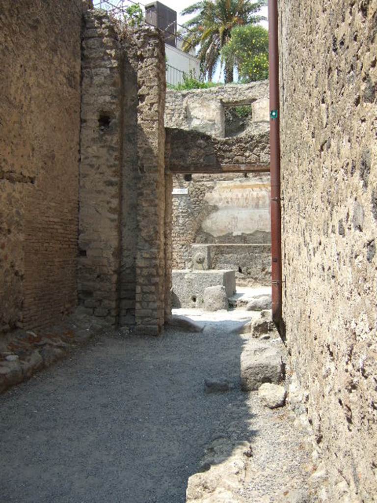 Vicolo di Paquius Proculus between I.6 and I.7. May 2006.
Looking north to water tower and junction with Via dell’Abbondanza. 
