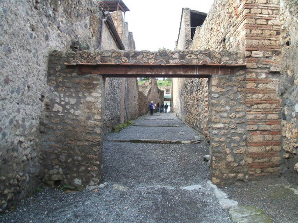 Vicolo di Paquius Proculus. Looking north from near I.7.20. December 2004.