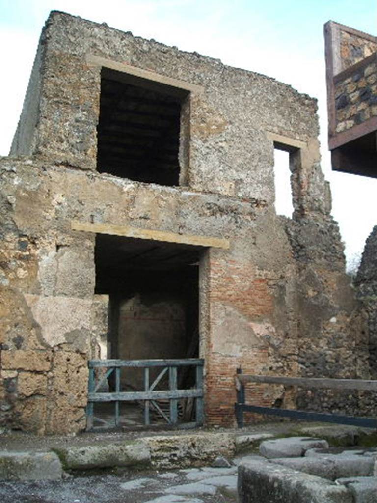 Vicolo di Paquius Proculus. Looking east across junction with Vicolo del Menandro, towards I.7.18. December 2004.