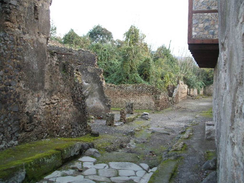 Vicolo di Paquius Proculus between I.7 and I.10. Looking south to junction with Via di Castricio (on left). December 2004.