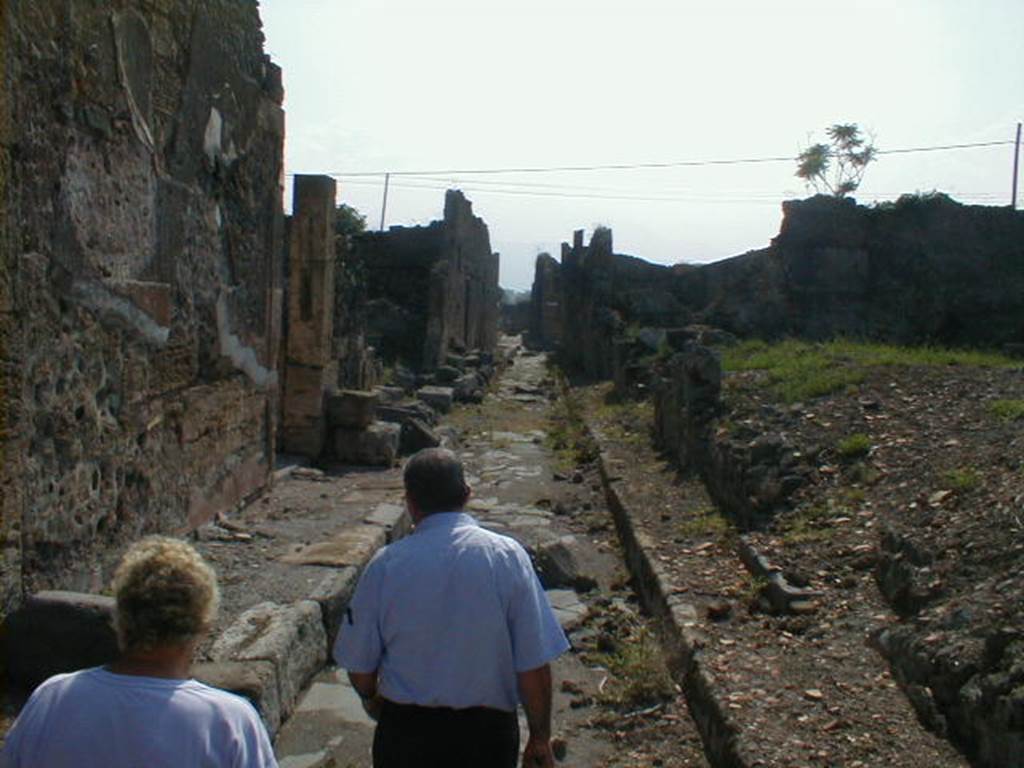 Vicolo di Tesmo between IX.6 and IX.3. Looking south from junction with unnamed vicolo. September 2004.