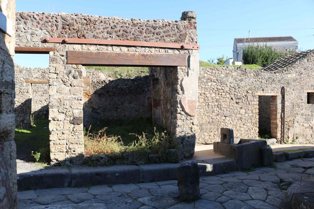 Vicolo di Tesmo, Pompeii. December 2018. 
Looking east from junction with Vicolo di Balbo towards IX.7.18, in centre. Photo courtesy of Aude Durand.
