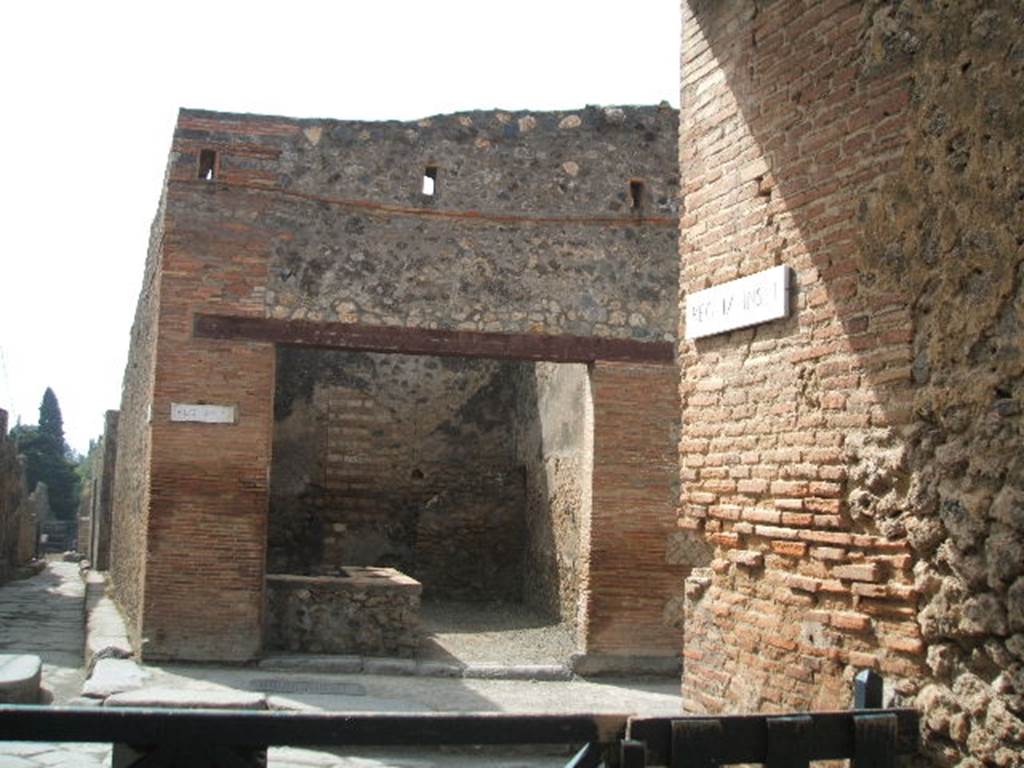 Vicolo di Tesmo from the southern end with its junction with Via dell’Abbondanza. Looking south across junction into Vicolo del Citarista. May 2005.