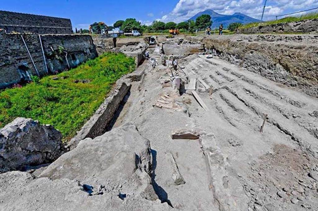 Vicolo dei Balconi, under excavation, June 2018. 
On the left is the garden of V.2.i, on the right is V.3. The vicolo is in the centre with the balcony houses at the far end. 

Vicolo dei Balconi, in fase di scavo, giugno 2018.
Sulla sinistra è il giardino di V.2.i, a destra è V.3. Il vicolo è al centro con le case sul balcone all'estremità.

Photograph © Parco Archeologico di Pompei.
