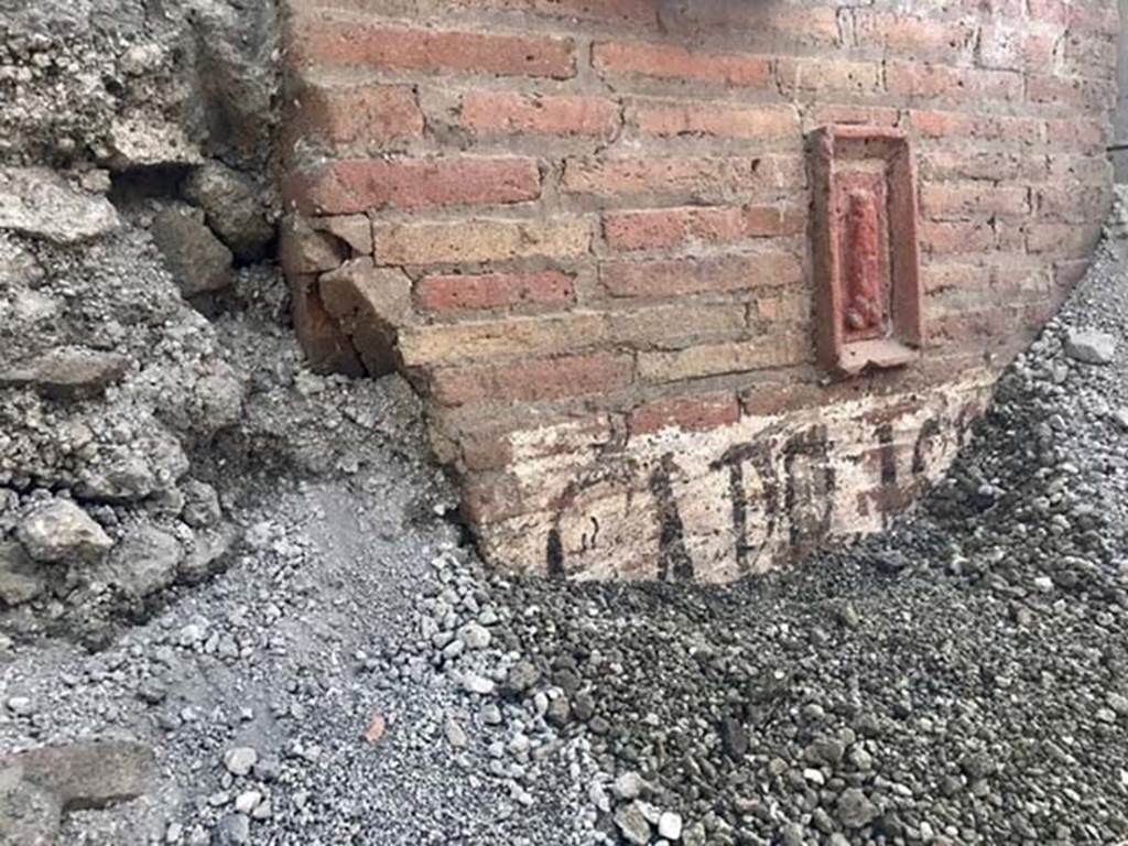 Vicolo dei Balconi, under excavation, June 2018. Wall with terracotta phallus plaque. 

Vicolo dei Balconi, in fase di scavo, giugno 2018. Parete con placca fallo di terracotta.

Photograph © Parco Archeologico di Pompei.
