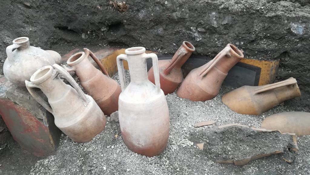 V.3 Pompeii. March 2019. Thermopolium at the crossroads between Vicolo delle Nozze d’Argento and Vicolo dei Balconi. 
The discovery of amphorae located in front of the counter at the moment of excavation reflected the painted image on the counter exactly.

V.3 Pompei. Marzo 2019. Thermopolium all'incrocio tra Vicolo delle Nozze d'Argento e Vicolo dei Balconi.
La scoperta di anfore situate di fronte al bancone al momento dello scavo rifletteva esattamente l'immagine dipinta sul bancone.  

Photograph © of Parco Archeologico di Pompei.
