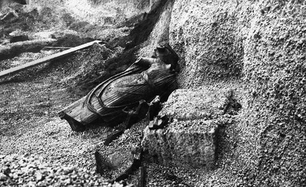 Santuario extraurbano del Fondo Iozzino. 1960. Statue found upturned in the lapilli between the aediculae of the temple. 
Photograph courtesy of Parco Archeologico di Pompei.
