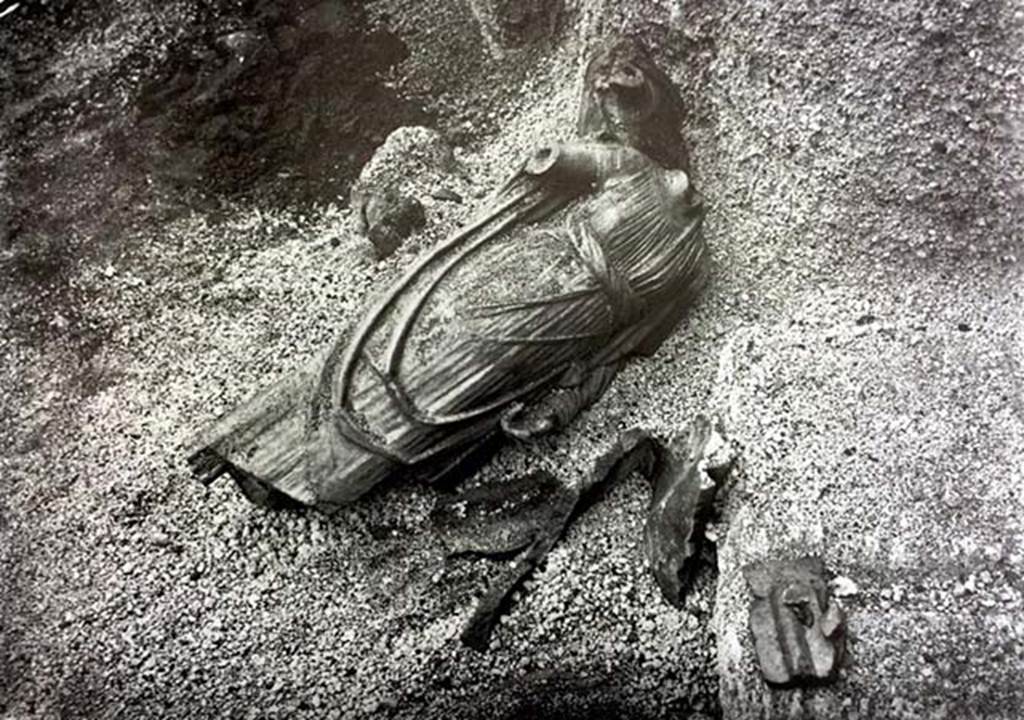 Santuario extraurbano del Fondo Iozzino. 1960. Statue found upturned in the lapilli between the aediculae of the temple. Photo courtesy of SAP.