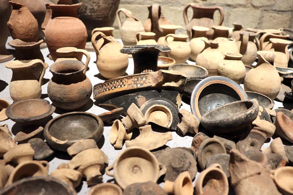 Santuario extraurbano del Fondo Iozzino. February 2021. 
Terracotta votive offerings: miniature chalices and small cups, small jugs and statuettes.
Photo courtesy of Fabien Bièvre-Perrin (CC BY-NC-SA).
