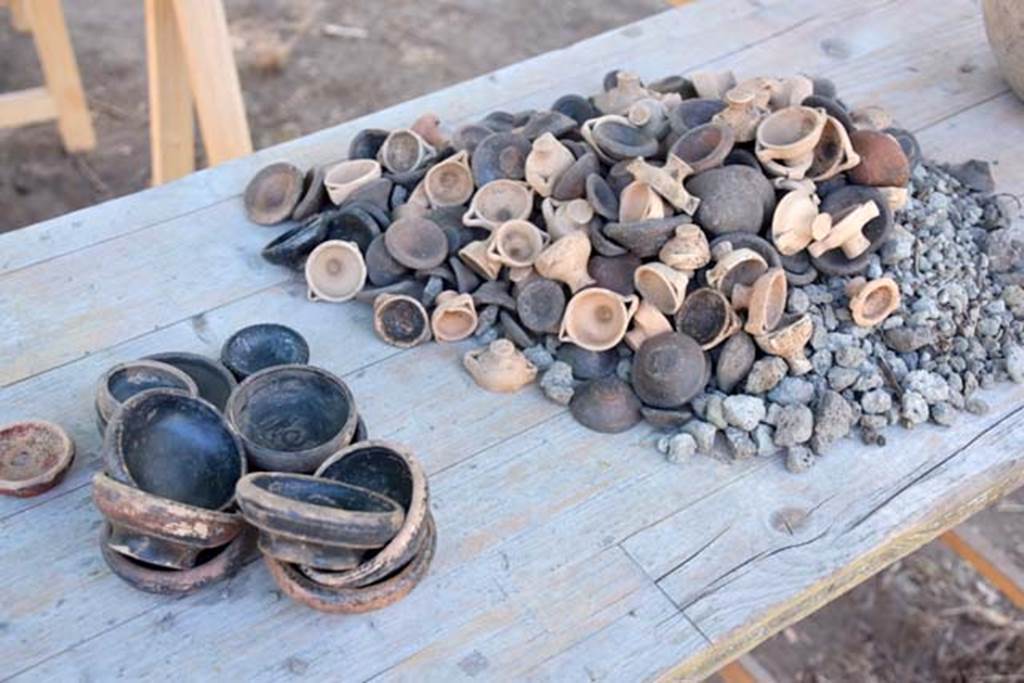 Santuario extraurbano del Fondo Iozzino. 2014 excavations. Votive pottery offerings and black finish bowls.
A large amount of pottery hailing from all over the Ancient Mediterranean has been found: 
black varnished ceramic from Attica, perfume vases from Corinth, legged containers from the Ionian world used for ointment and Etrusco-Corinthian cups.

Offerte votive in ceramica e ciotole con finitura nera.
È stata trovata una grande quantità di ceramica proveniente da tutto il Mediterraneo antico: 
ceramica verniciata nera dell'Attica, vasi per profumi di Corinto, contenitori a gambe dal mondo ionico utilizzati per l'unguento e coppe etrusco-corinzie.

Photograph © Parco Archeologico di Pompei.
