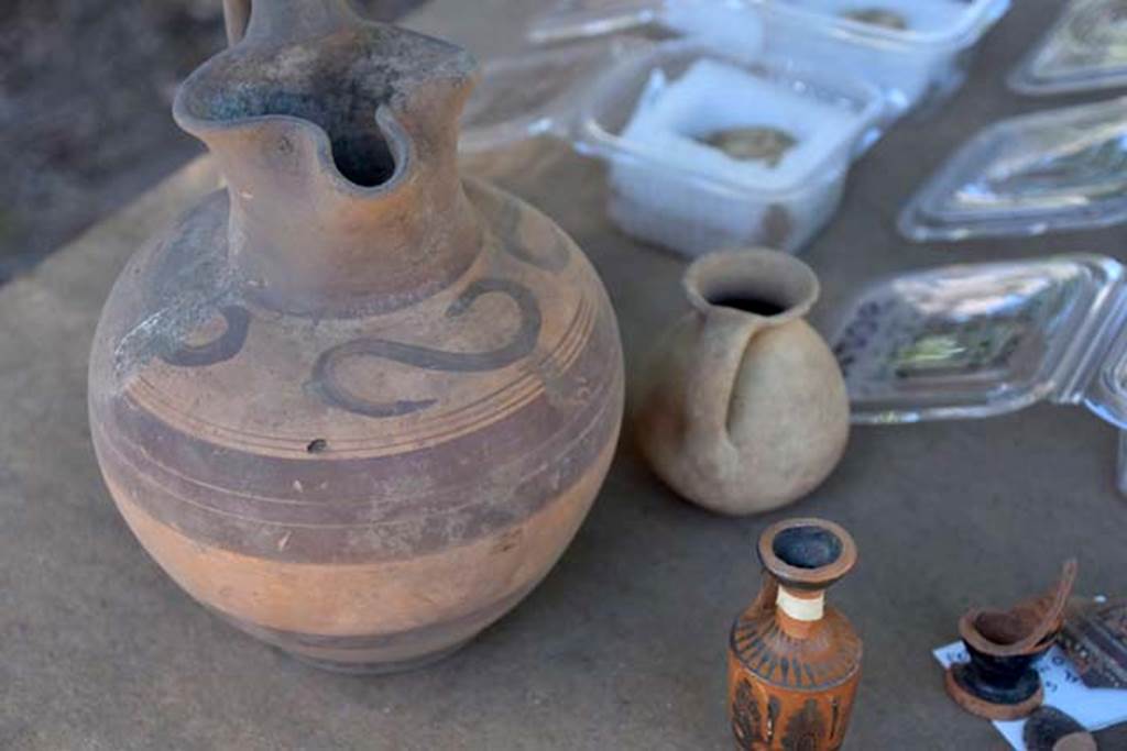 Santuario extraurbano del Fondo Iozzino. 2014 excavations. Decorated single handled trefoil jug and small round undecorated jug.

Brocca a forma trifoglio decorata a manico singolo e piccola brocca rotonda non decorata.

Photograph © Parco Archeologico di Pompei.
