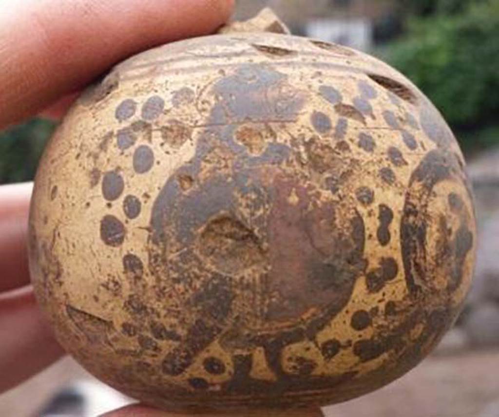 Santuario extraurbano del Fondo Iozzino. 2014. Perfume pot imported from Greece. A Corinthian produced aryballos.

Vaso di profumo importati dalla Grecia. Un aryballos di produzione corinzia.

Photograph © Parco Archeologico di Pompei.
