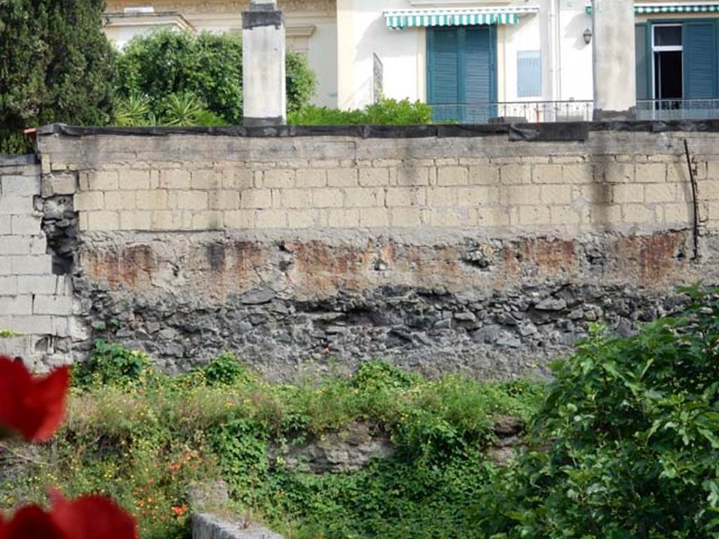 Santuario extraurbano del Fondo Iozzino. May 2018. Base of modern property behind the north-east corner of the temple.
Photo courtesy of Buzz Ferebee.
