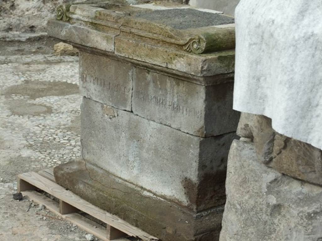 Tempio dionisiaco in località Sant’Abbondio di Pompei. March 2009. Temple altar with Oscan inscription in Pompeii Antiquarium. According to Lorenza Barnabei, an Oscan an inscription on two sides of the altar honoured Maras Atinius an aedile of Samnite Pompeii. See Barnabei L. in Contributi di Archeologia Vesuviana, 3, Rome, 2007 (Studi della Soprintendenza archeologica di Pompei, 21), p. 39.