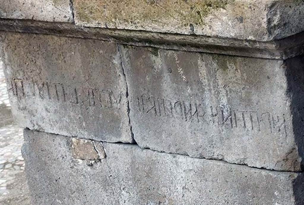 Tempio dionisiaco in località Sant’Abbondio di Pompei. March 2009. Temple altar in Pompeii Antiquarium.
According to Lorenza Barnabei, the Oscan inscription equates to 
MARAS ATINIUS MARAE F AIDILIS SUA PECUNIA.
The inscription on the rear was engraved with less accuracy than that on the front, which still showed traces of the red paint highlighting its letters.

Cooley translates this as 
Maras Atinius, son of Maras, aedile, at his own expense.

The same individual is named as quaestor (kvaísstur) on the inscribed sundial in the Stabian Baths. 
The inscriptions found in this temple show that Pompeii’s magistrates were directly involved in establishing the cult, perhaps in the second half of the third century BC. 
See Cooley, A. and M.G.L., 2004. Pompeii: A Sourcebook. London: Routledge, p. 12, A16.
See Cooley, A. and M.G.L., 2014. Pompeii and Herculaneum: A Sourcebook. London: Routledge, p. 16, A20.
See Barnabei L. in Contributi di Archeologia Vesuviana, 3, Rome, 2007 (Studi della Soprintendenza archeologica di Pompei, 21), p. 39.
