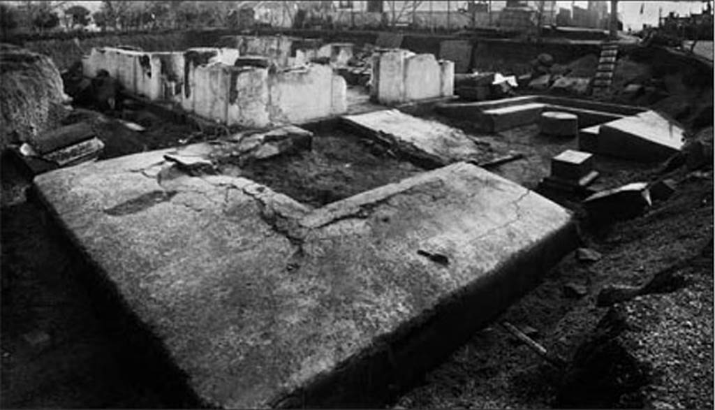 Tempio dionisiaco in località Sant’Abbondio di Pompei. 1948. Looking south–east across north triclinium B, ramp C to temple.
Photo courtesy of Ruth Bielfeldt.
See Bielfeldt R., Der Liber-Tempel in Pompeji in Sant’Abbondio. Oskisches Vorstdtheiligtum und kaiserzeitliches Kultlokal, dans MDAI-Römische Abteilung, 113, 2007, pp. 345, Abb. 15.
