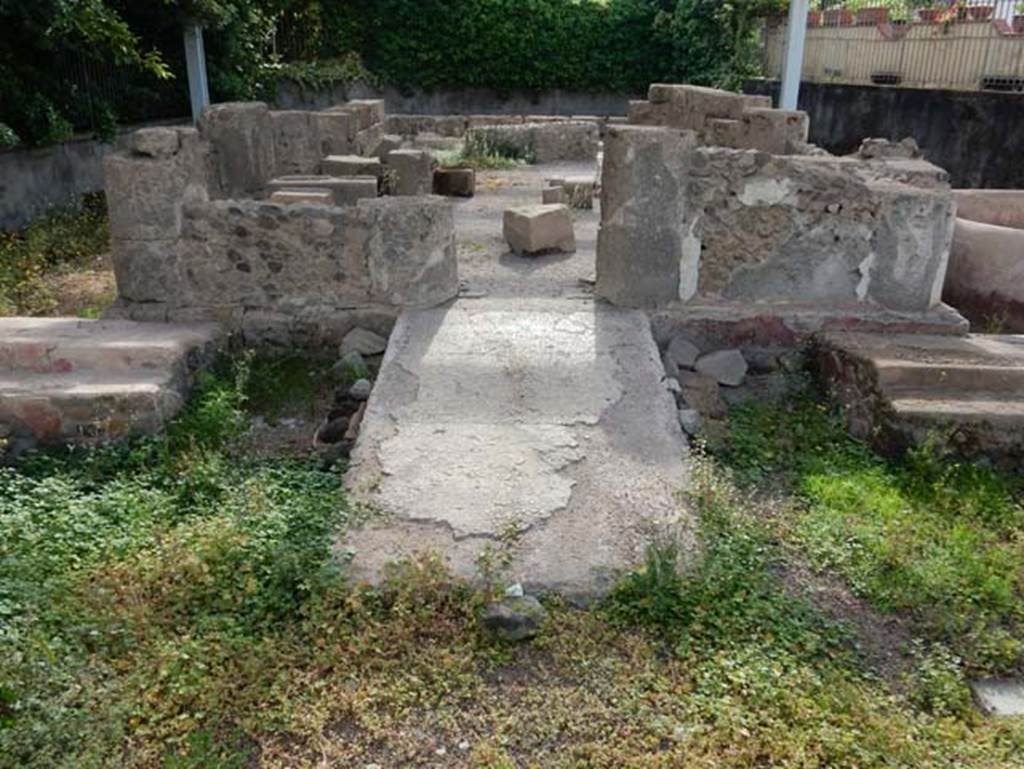 Tempio dionisiaco in località Sant’Abbondio di Pompei. May 2018. Looking up ramp, east across temple.
Photo courtesy of Buzz Ferebee.
