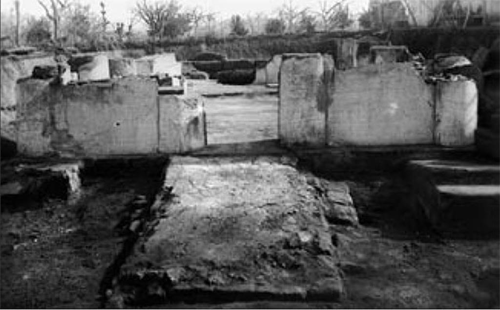 Tempio dionisiaco in località Sant’Abbondio di Pompei. 1948. Looking east up ramp into temple.
Photo courtesy of Ruth Bielfeldt.
See Bielfeldt R., Der Liber-Tempel in Pompeji in Sant’Abbondio. Oskisches Vorstdtheiligtum und kaiserzeitliches Kultlokal, dans MDAI-Römische Abteilung, 113, 2007, p. 332, Abb. 13.