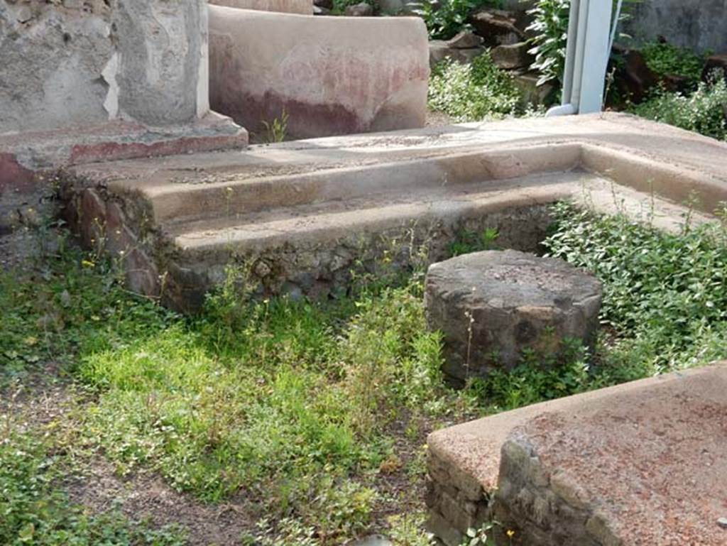 Tempio dionisiaco in località Sant’Abbondio di Pompei. May 2018. Triclinium B on south side of ramp.
Photo courtesy of Buzz Ferebee.
