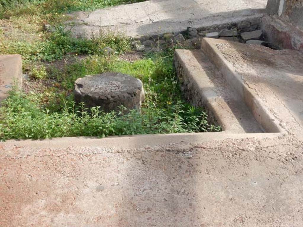 Tempio dionisiaco in località Sant’Abbondio di Pompei. May 2018. South triclinium B and table looking north.
Photo courtesy of Buzz Ferebee.

