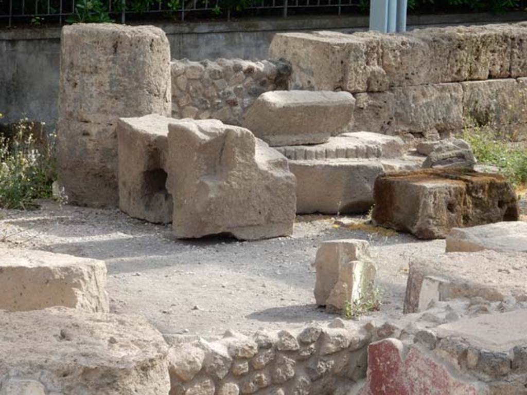 Tempio dionisiaco in località Sant’Abbondio di Pompei. May 2018. Masonry on floor of pronaos.
Photo courtesy of Buzz Ferebee.
