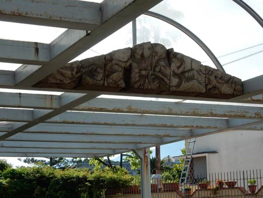 Tempio dionisiaco in località Sant’Abbondio di Pompei. May 2018. Pediment in temple under protective dome roof.
Photo courtesy of Buzz Ferebee.

