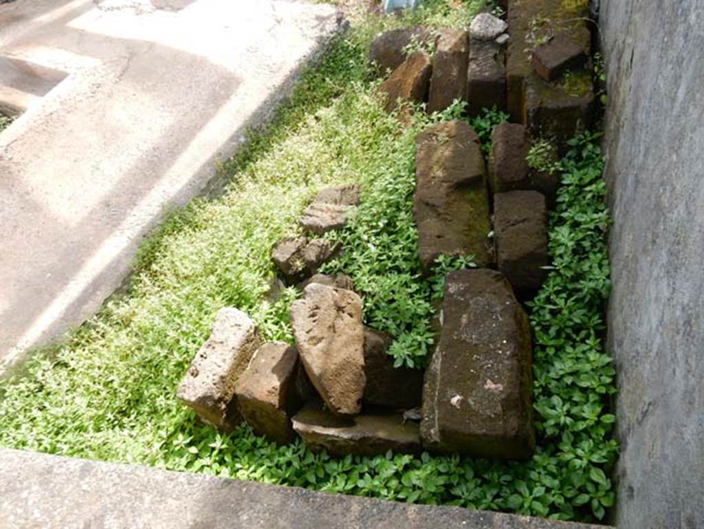 Tempio dionisiaco in località Sant’Abbondio di Pompei. May 2018. Masonry in south-west corner. Photo courtesy of Buzz Ferebee.