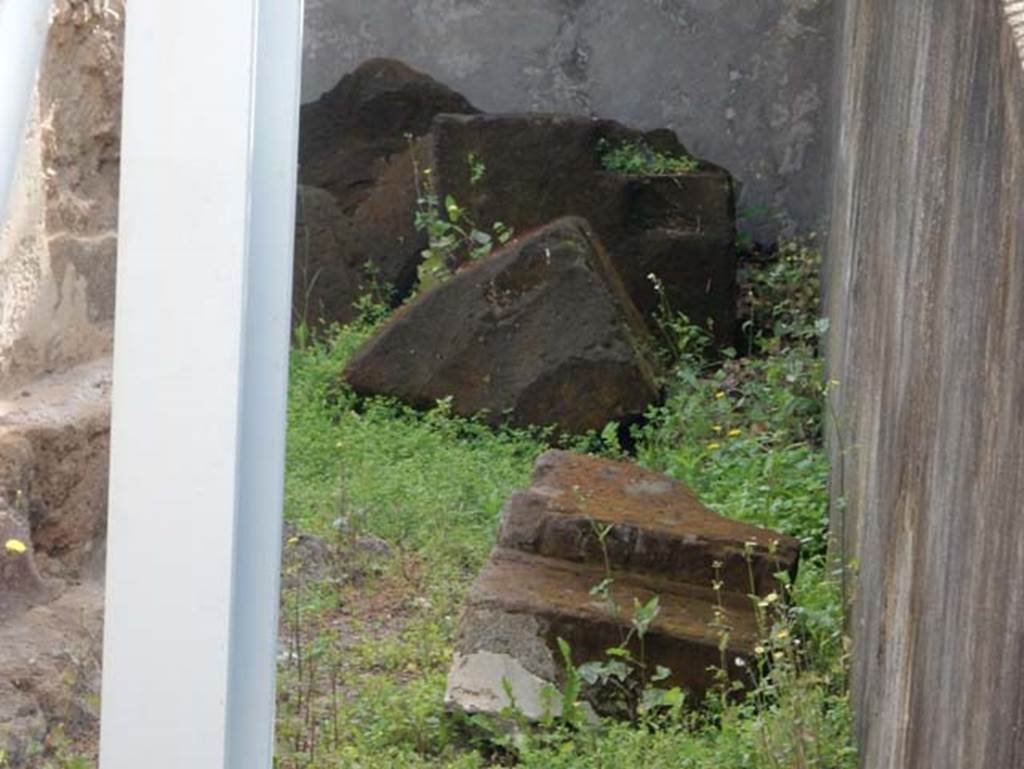 Tempio dionisiaco in località Sant’Abbondio di Pompei. May 2018. Masonry in south east corner of temple.
Photo courtesy of Buzz Ferebee.
